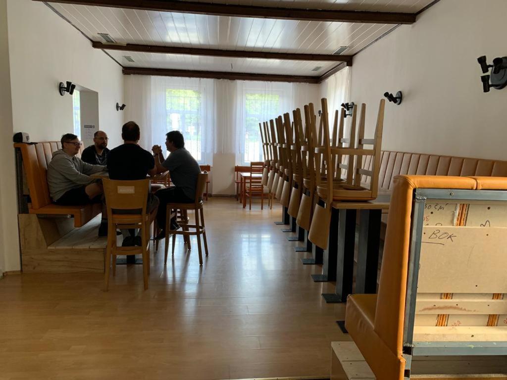 Pivovar Maly Janek - Restaurace, Penzion A Stany Jince Zewnętrze zdjęcie