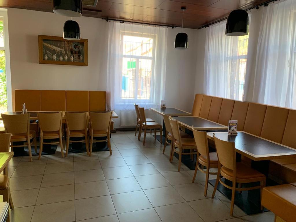 Pivovar Maly Janek - Restaurace, Penzion A Stany Jince Zewnętrze zdjęcie