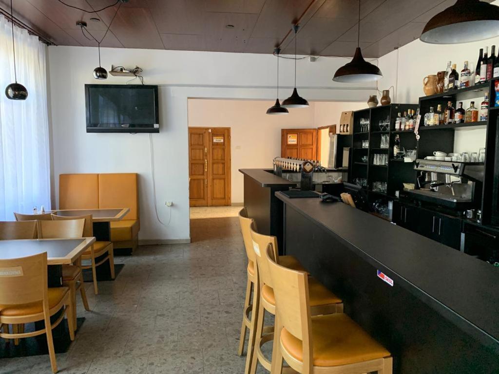 Pivovar Maly Janek - Restaurace, Penzion A Stany Jince Zewnętrze zdjęcie